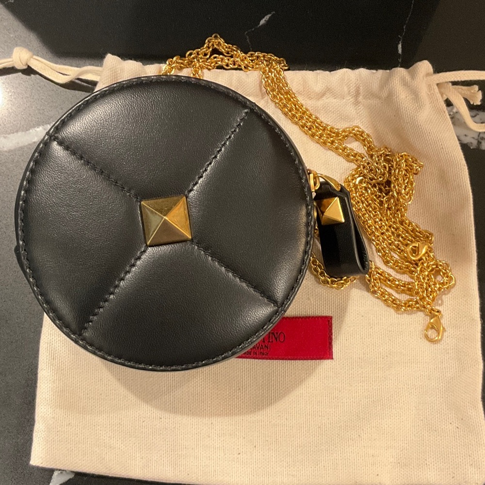 NEW / UNUSED Valentino Garavani Black Round Bag with Gold Chain - Picture 2 of 4